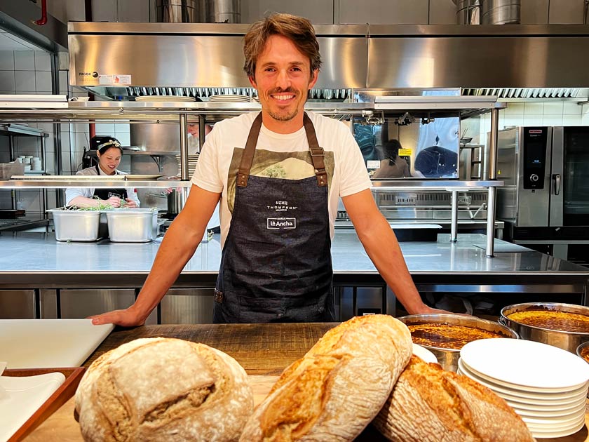 Nino Redruello en la panadería de The Omar