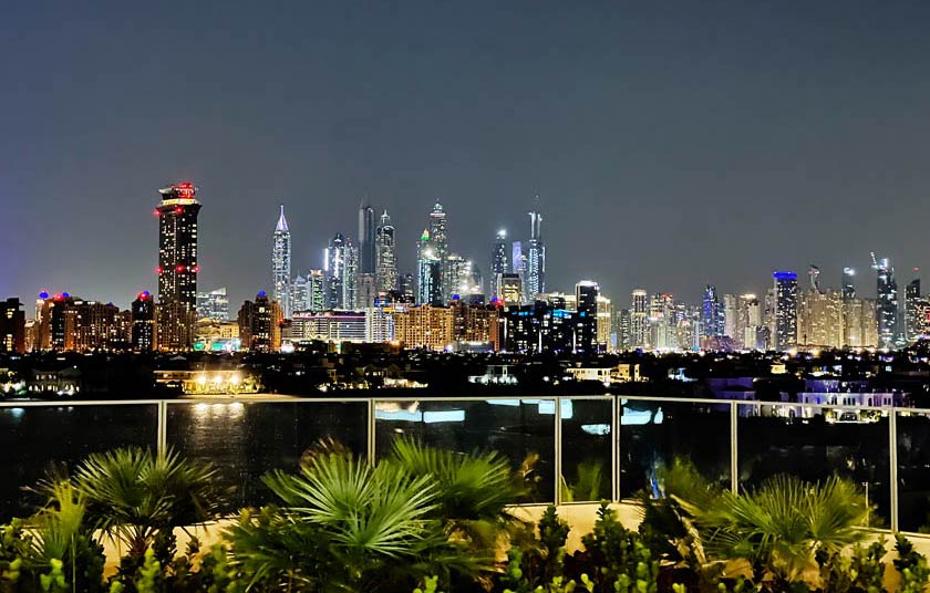 Vista del centro de Dubai por la noche desde Atlantis The Royal