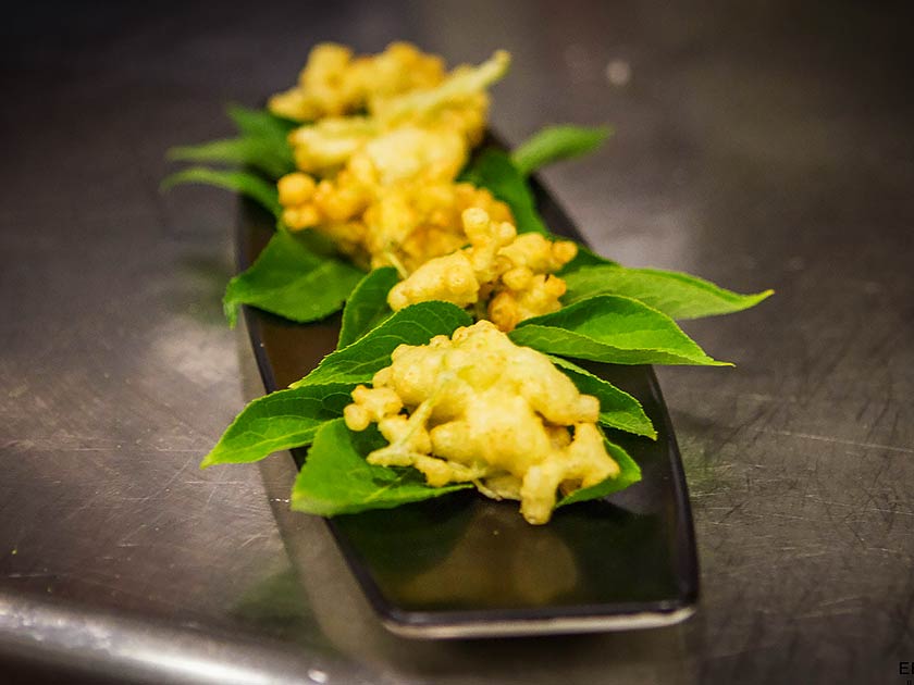 Tempura de flor de sauco en Er Occitan