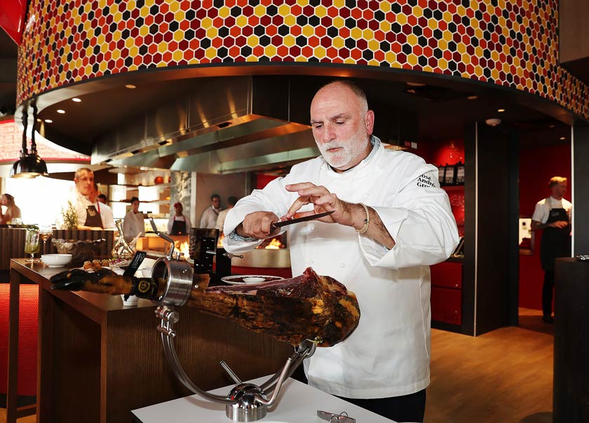 José Andrés cortando un jamón ibérico de 5 Jotas (Photo by Francois Nel/Getty Images for Atlantis The Royal)