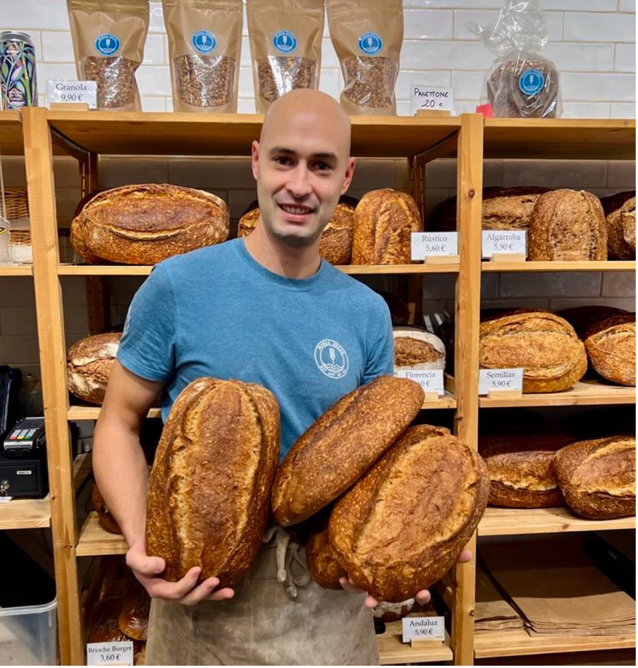 Miguel Castro con sus panes en Marea Bread