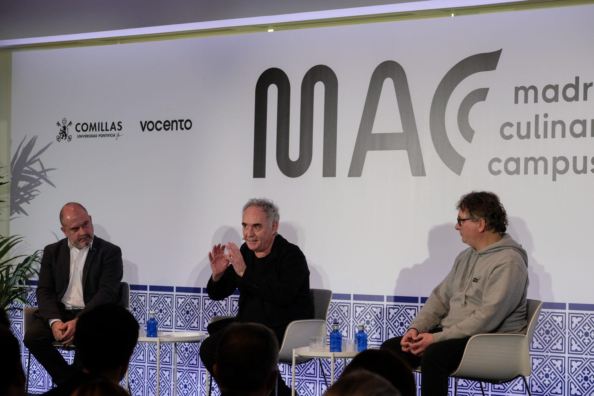 El director general de Vocento Gastronomía Benjamín Lana, junto a los chefs Ferran Adrià y Andoni Luis Aduriz