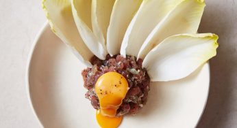 Tartar de atún claro con cebolletas en vinagre, yema de huevo y endibias