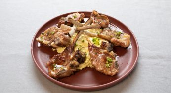 Tomahawk de cordero con adobo de miel y tomillo, acompañado de risotto de parmesano