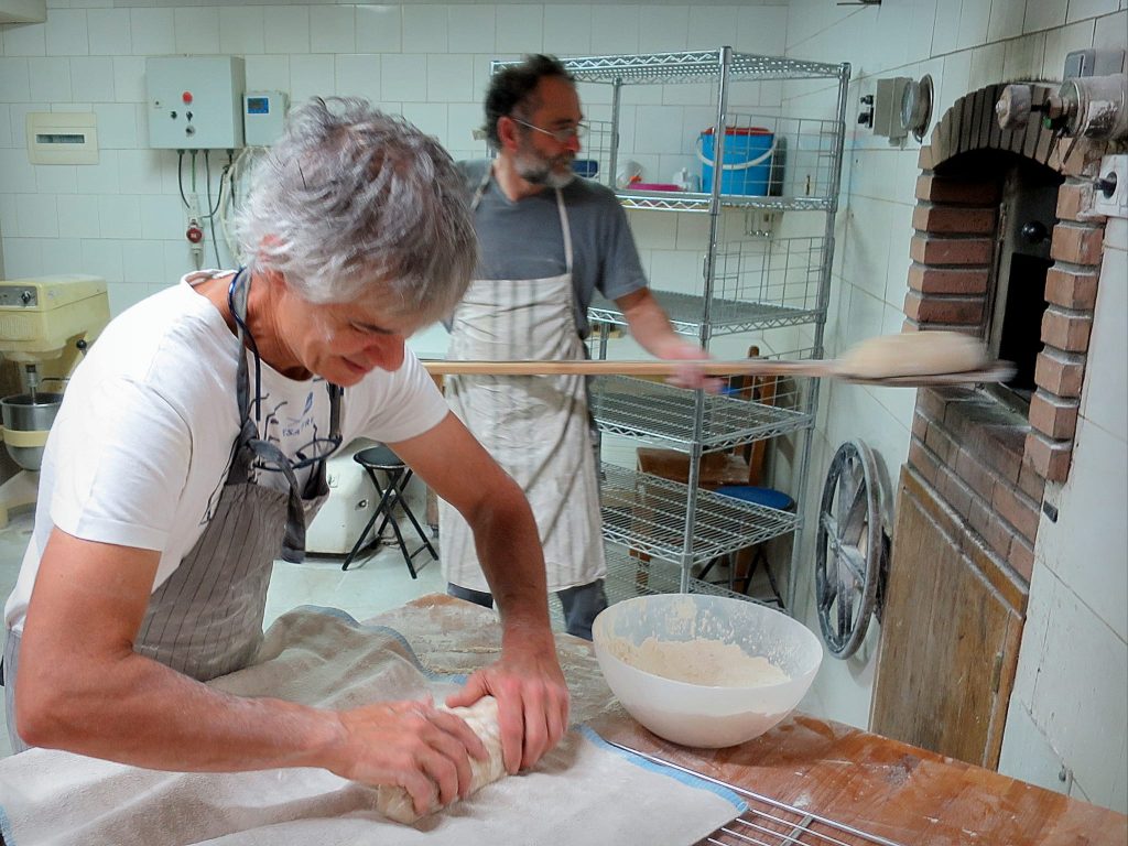 Panaderos de Bizkaia Javi y Txufer en el obrador de Artesa