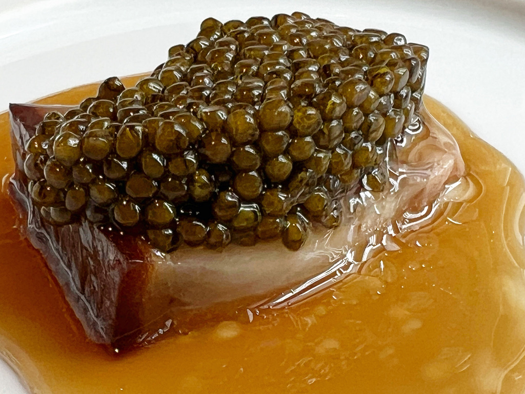 Mejores platos 2023. Papada de ibérico con caviar. Atrio.