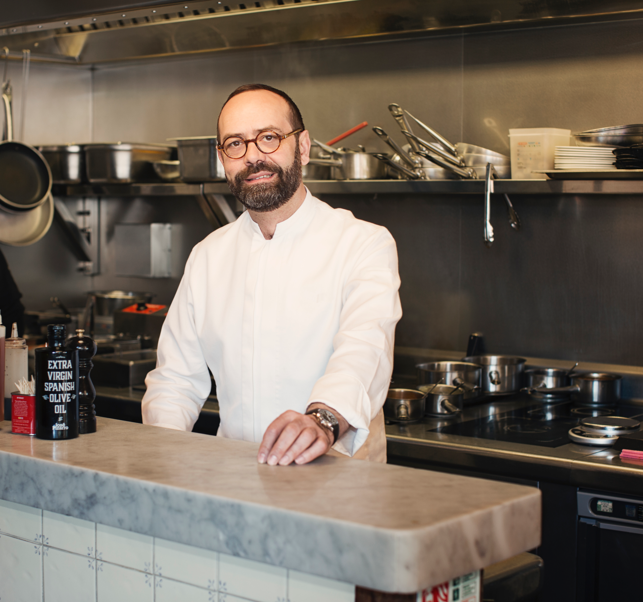 José Pizarro en la cocina de Pizarro Restaurante