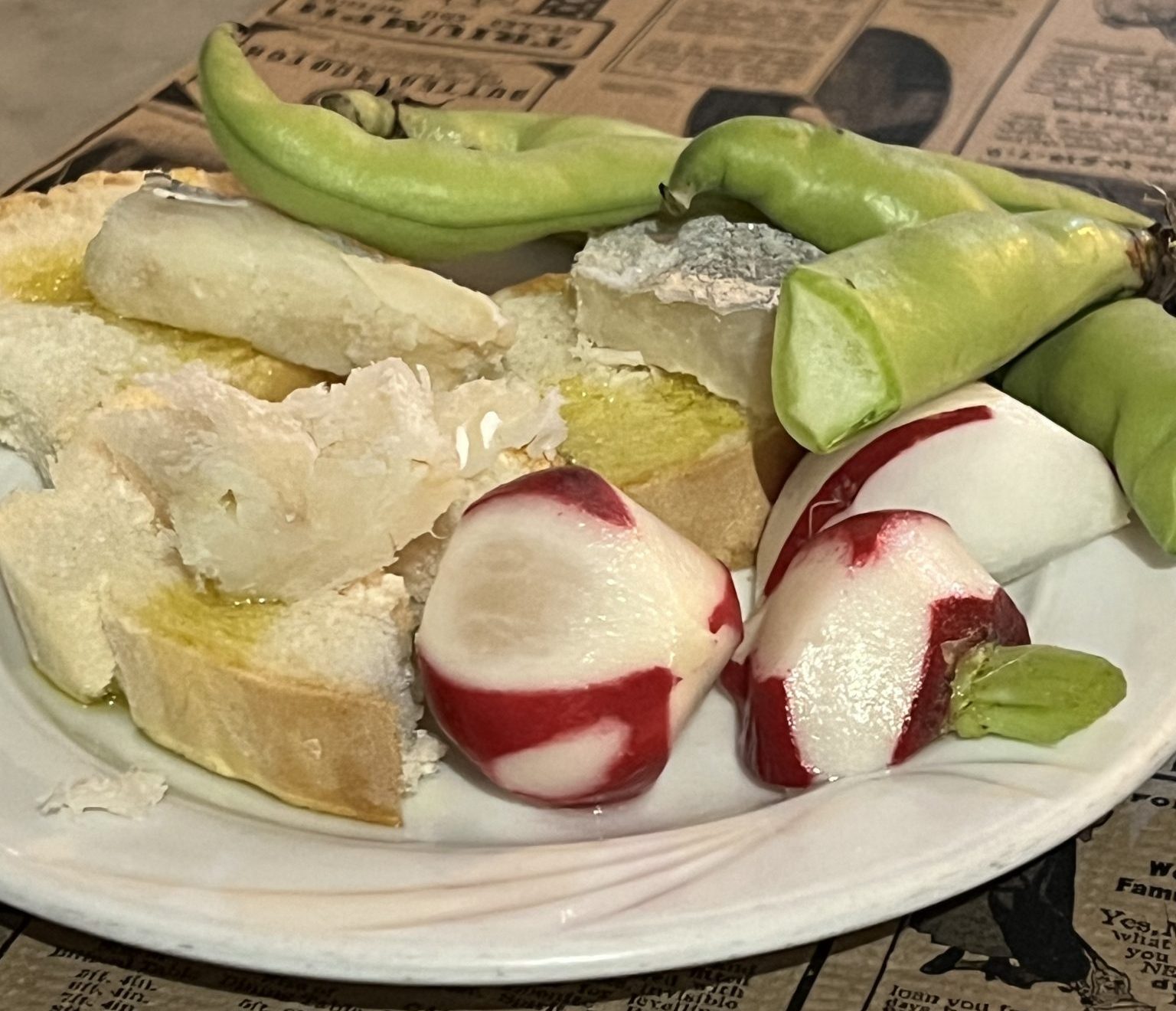 Bares de Jaén. Habas con bacalao salado y rabanitos, aperitivo típico 