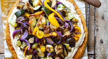 Tarta fina de hummus y verduras asadas