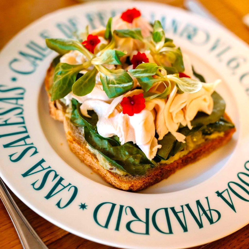 Guarda esta lista de restaurantes baratos para comer bien en Madrid 8 Merca2.es Casa Salesas: un bistró con estilo y cocteles creativos