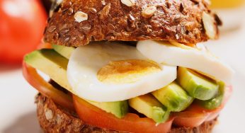 Bocado de aguacate y tomate fresco