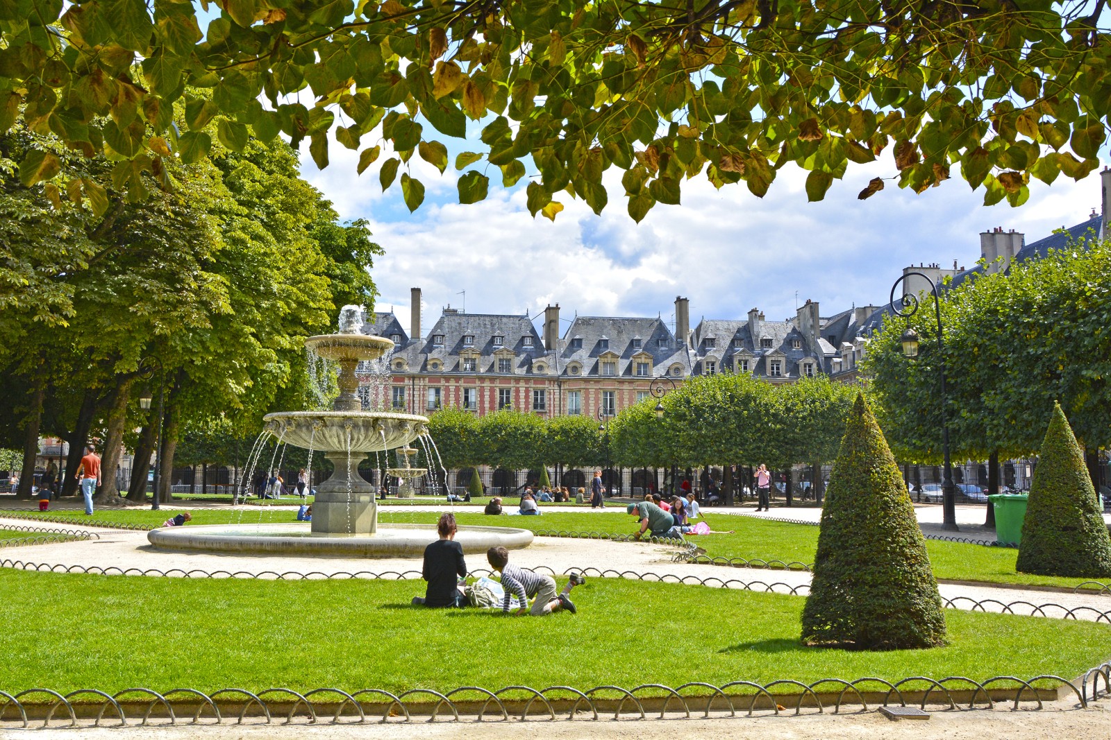Le Marais: plaza de Les Vosgues