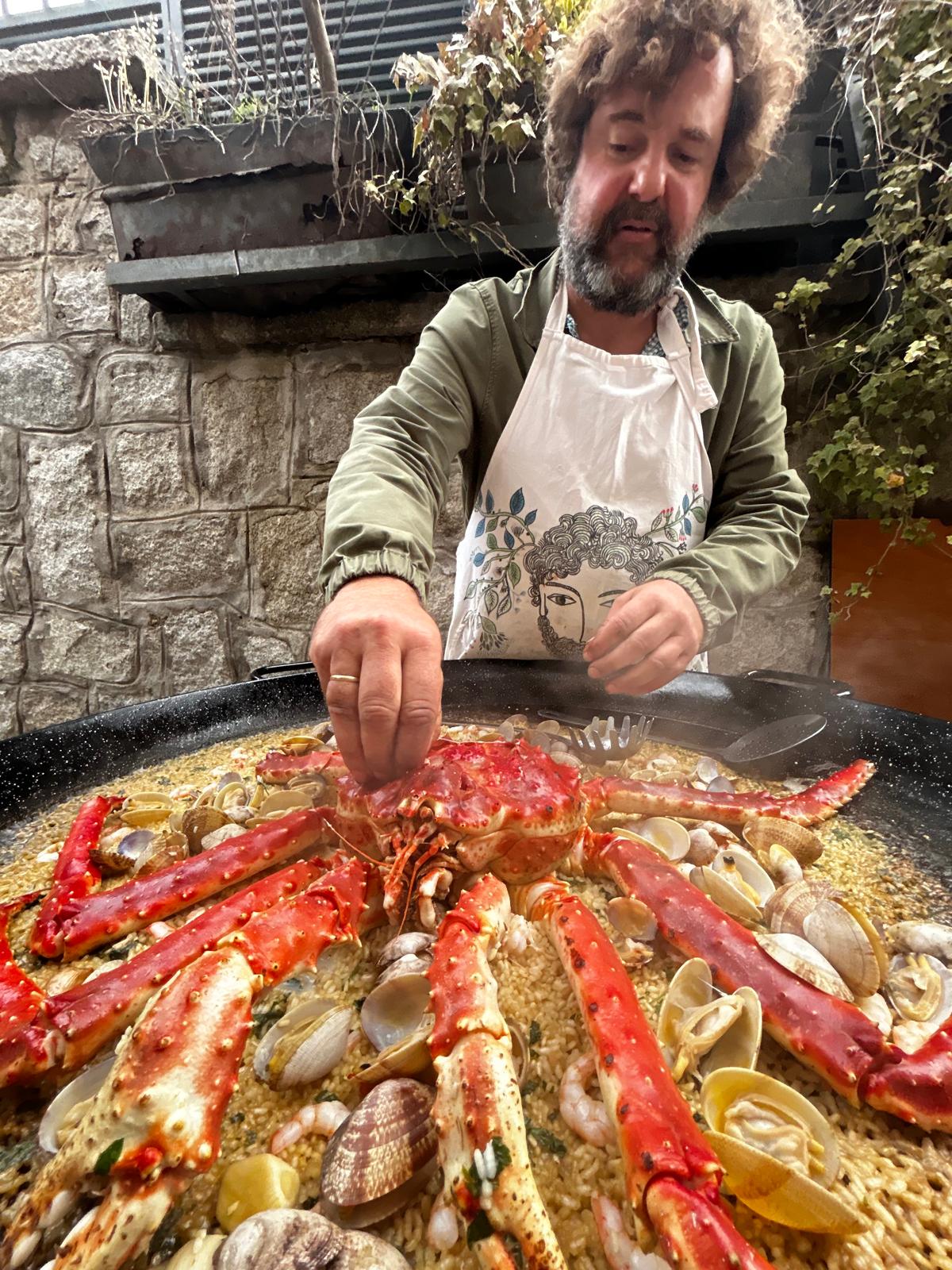 Jacobo Bergareche cocinando arroz