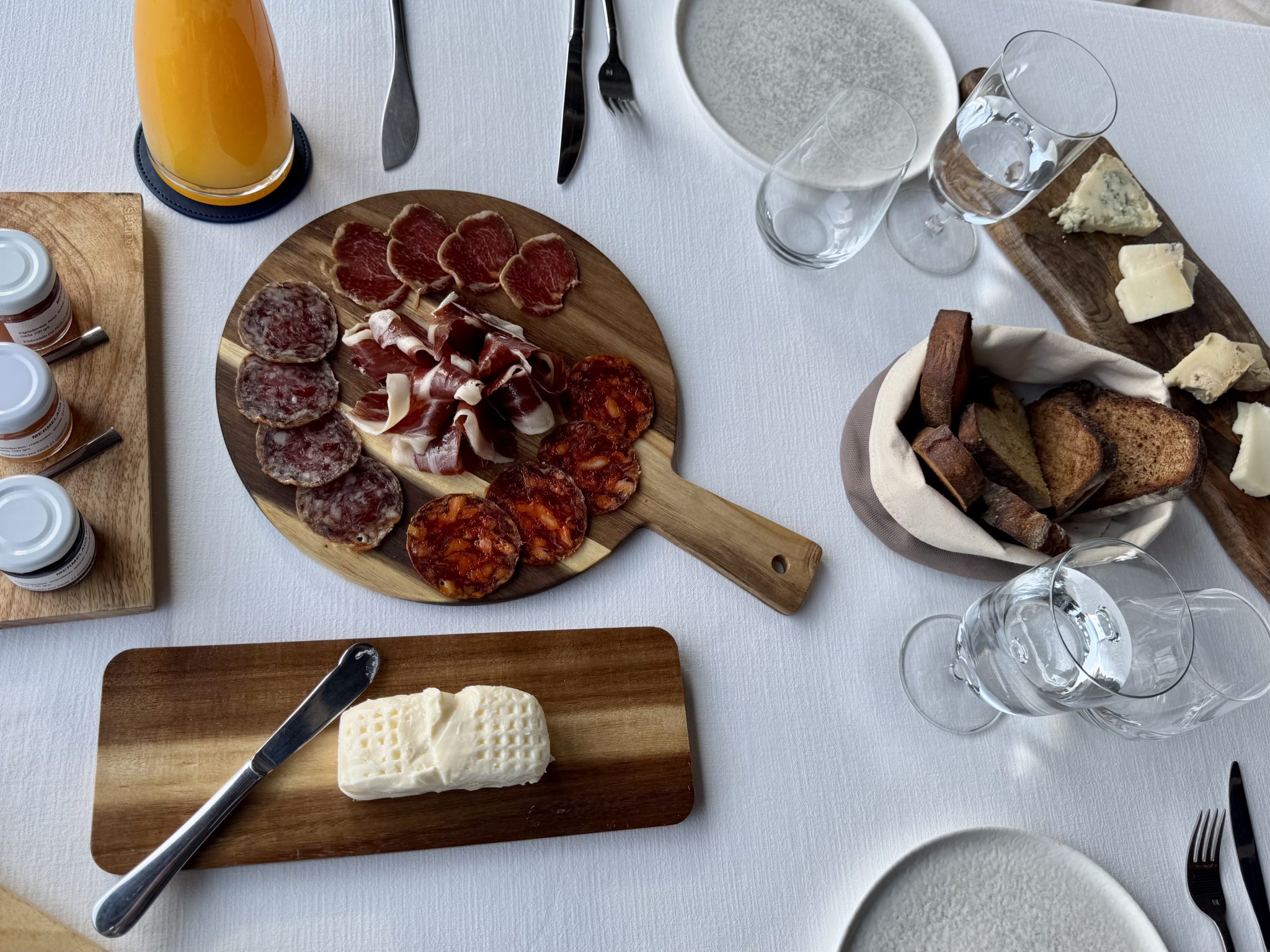 Hotel Pivo Velasco desayuno